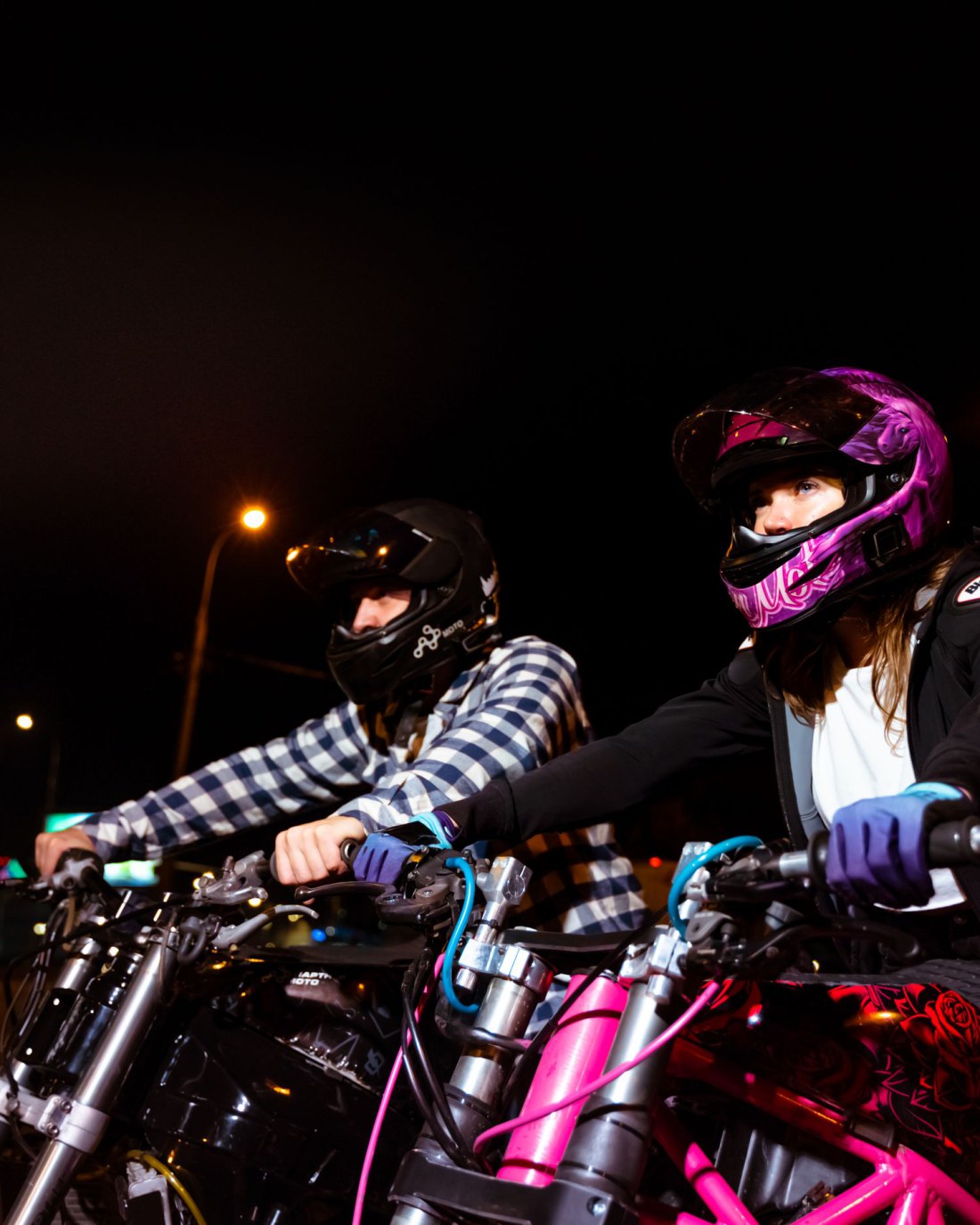 Deux motards équipés roulant de nuit