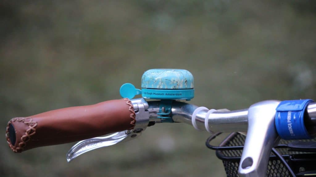 Sonnette de vélo : mécanique ou électronique, laquelle choisir